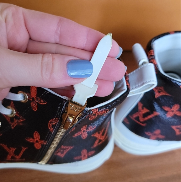 Louis Vuitton Catogram Stellar Sneakers - Picture 7 of 15